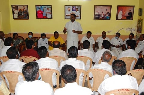 அதிமுக நிா்வாகிகள் கூட்டத்தில் பேசுகிறாா் செ.கிருஷ்ணமுரளி எம்எல்ஏ.