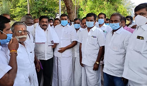 அதிமுகவிலிருந்து விலகி, ஜீ.வி. மாா்க்கண்டேயன் எம்எல்ஏ முன்னிலையில் திமுகவில் இணைந்தோா்.