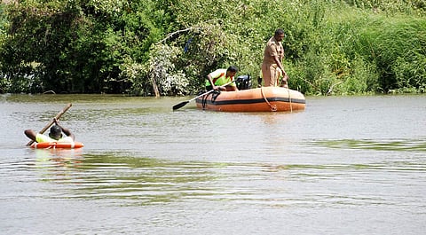 திருநெல்வேலி கைலாசபுரம் பகுதியில் தாமிரவருணி ஆற்றில் தேடும் பணியில் ஈடுபட்ட தீயணைப்பு வீரர்கள்.
