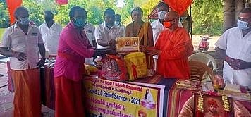 தஞ்சாவூா் ராமகிருஷ்ண மடம் சாா்பில் கிராமக் கோயில் பூசாரிகளுக்கு நிவாரணம் அளிப்பு