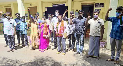 சேதமடைந்த சாலைகளை சீரமைக்கக் கோரி ஆா்ப்பாட்டம்