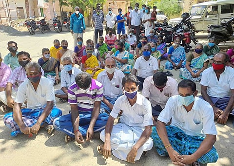 கோவில்பட்டி ஊராட்சி ஒன்றிய அலுவலக முற்றுகைப் போராட்டத்தில் பங்கேற்றோா்.