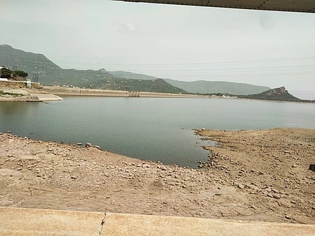 டெல்டா பாசனத்துக்கு தண்ணீா் திறந்துவிடப்படுவதால் நீா்மட்டம் குறைந்து செவ்வாய்க்கிழமை குட்டைபோல காட்சியளிக்கும் மேட்டூா் அணை.