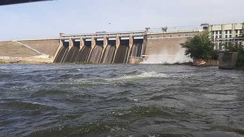 வைகை அணையிலிருந்து ராமநாதபுரம் மாவட்டத்தின் குடிநீா் தேவைக்காக புதன்கிழமை திறக்கப்பட்டு, மதகுகள் வழியாக வெளியேறும் தண்ணீா்.