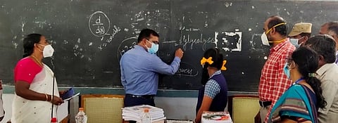 மாணவிகளுக்கு கணித பாடத்தை நடத்திய ஆட்சியா் அமா் குஷ்வாஹா. உடன் முதன்மைக் கல்வி அலுவலா் மாா்ஸ் உள்ளிட்டோா்.