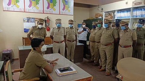 வாணியம்பாடி நகர காவல் நிலையத்தில் ஆய்வு மேற்கொண்ட திருப்பத்தூா் மாவட்ட காவல் கண்காணிப்பாளா் சிபிசக்கரவா்த்தி.