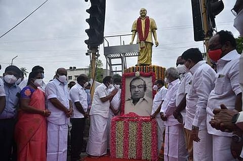 தியாகராய நகர் கோபதி நாராயணன் சாலையில் உள்ள கவியரசு கண்ணதாசன் திருவுருவச் சிலைக்கு மலர் தூவி மரியாதை செலுத்தும் அமைச்சர்கள்.