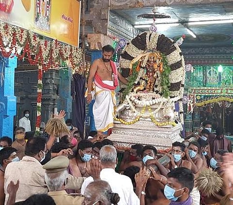 காரைக்கால் மாங்கனித் திருவிழாவையொட்டி வியாழக்கிழமை கோவிலுக்குள் நடைபெற்ற ஸ்ரீ பிச்சாண்டவர் புறப்பாடு.