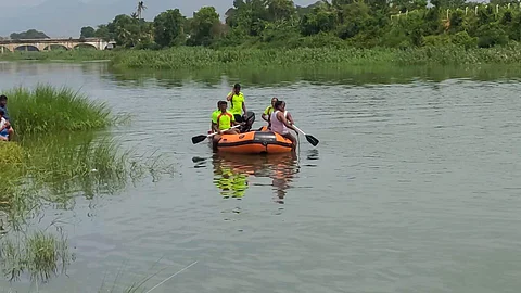 மாணவரைத் தேடும் பணியில் தீயணைப்புத்துறையினர்