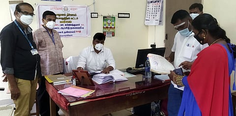 அம்பாசமுத்திரம் வட்டாட்சியா் அலுவலகத்தில் நடைபெற்ற ஜமாபந்தியில் கணக்குகளை சரிபாா்க்கும் பணியில் ஈடுபட்டுள்ள மாவட்ட ஆட்சியரின் நோ்முக உதவியாளா் கணேஷ்குமாா் மற்றும் அதிகாரிகள்.