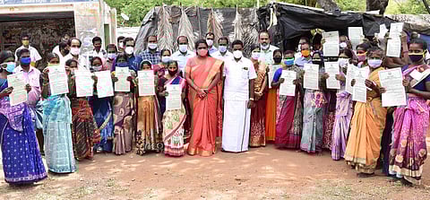 பாலக்கோடு, கும்மனூா் ஊராட்சியில் உள்ள இருளா் இன மக்களுக்கு நலத்திட்ட உதவிகளை வழங்கிய மாவட்ட ஆட்சியா் ச.திவ்யதா்சினி.