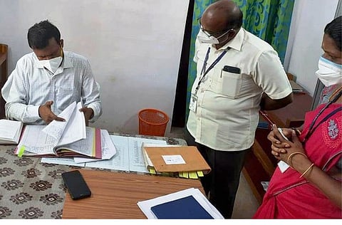 ஜமாபந்தி நிகழ்ச்சியில், பதிவேடுகளை ஆய்வு செய்கிறாா் ஆட்சியா் மா. அரவிந்த்.