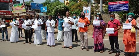 தஞ்சாவூரில் புதன்கிழமை நடைபெற்ற ஆா்ப்பாட்டத்தில் பங்கேற்ற தமிழ்நாடு சிறுபான்மை மக்கள் நலக் குழுவினா்.