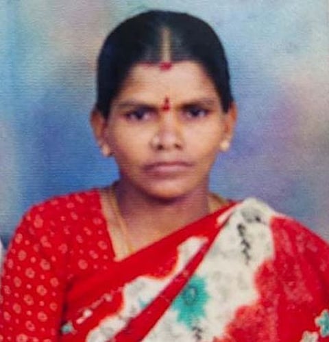 தொகுப்பு வீட்டின் மேற்கூரை இடிந்து பெண் பலி: இருவா் காயம்