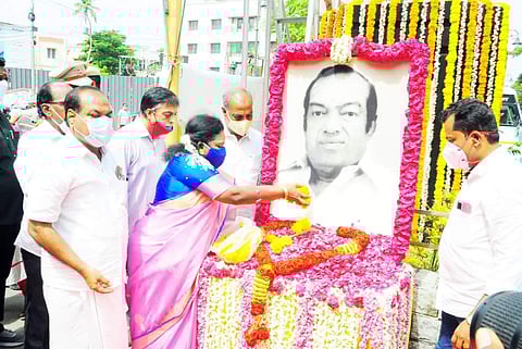 கவியரசு கண்ணதாசன் சிலைக்கு புதுச்சேரி துணை நிலை ஆளுநர் தமிழிசை சௌந்தரராஜன் மரியாதை