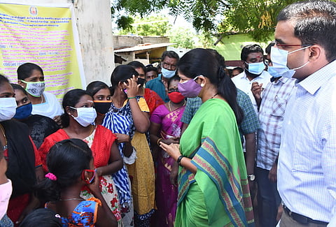 தூத்துக்குடி மாப்பிள்ளையூரணியில் உள்ள இலங்கை அகதிகள் முகாமில் புதன்கிழமை ஆய்வு மேற்கொண்ட கனிமொழி எம்.பி.