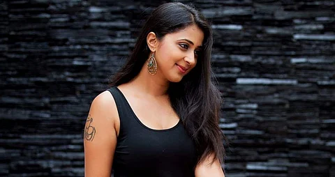 ஆத்தங்கர மரமே பாடலைப் பாடி ரசிகர்களின் பாராட்டைப் பெற்ற நடிகை கனிகா (விடியோ)