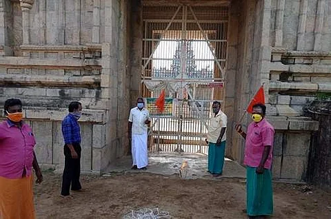 கோட்டூர் கொழுந்தீஸ்வரர் கோவில் முன் ஆர்ப்பாட்டம் நடத்தும் இந்து முன்னனியினர்