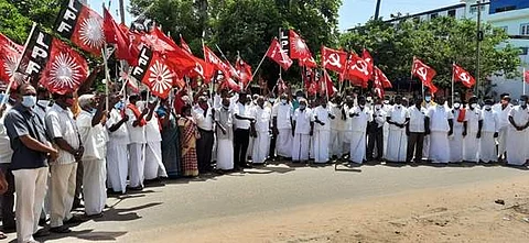 மன்னார்குடியில் ஆர்ப்பாட்டத்தில் கலந்து கொண்ட விவசாயிகள், தொழிலாளர்கள்.
