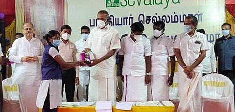 போட்டியில் வெற்றிபெற்ற மாணவிக்குப் பரிசு வழங்குகிறார் சட்டப்பேரவைத் தலைவர் அப்பாவு.