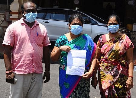 நாகை மாவட்ட ஆட்சியரிடம் கோரிக்கை மனு அளிக்க வந்த சுபாஷினி.