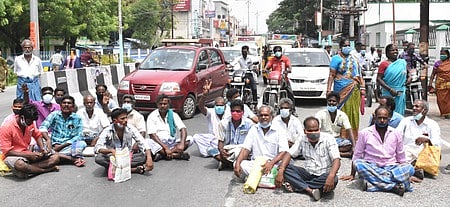 எள் விலை குறைத்து கொள்முதல் செய்யப்பட்டதைக் கண்டித்து, விழுப்புரம் வேளாண் ஒழுங்குமுறை விற்பனைக் கூடம் முன் சாலை மறியலில் ஈடுபட்ட விவசாயிகள்.