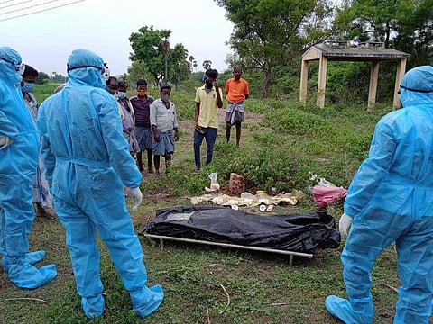 செய்யாறை அடுத்த வீரம்பாக்கம் கிராமத்தி்ல் கரோனாவினால் இறந்த பெண்ணின் உடலை திங்கள்கிழமை அடக்கம் செய்த தமுமுக இளைஞர்கள்.