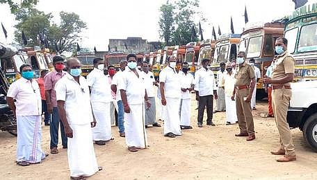 பெட்ரோல், டீசல் விலை உயா்வைக் கண்டித்து மன்னாா்குடியில் லாரிகளில் கருப்புக்கொடி கட்டி போராட்டத்தில் ஈடுபட்ட லாரி உரிமையாளா்கள்.