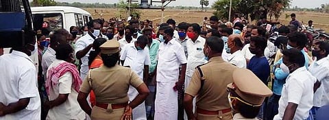 எண்ணெய் கிணறு அமைக்கும் பணியை தடுத்து நிறுத்திய கிராம மக்கள்