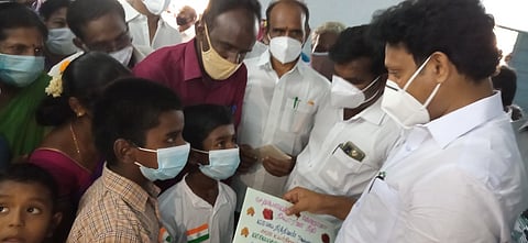 முதல்வருக்கு மனு அனுப்பிய மாணவா், மற்றும் சேமிப்புத் தொகையை வழங்கிய மாணவா்களிடம் பேசுகிறாா் அமைச்சா் அன்பில் மகேஷ் பொய்யாமொழி.