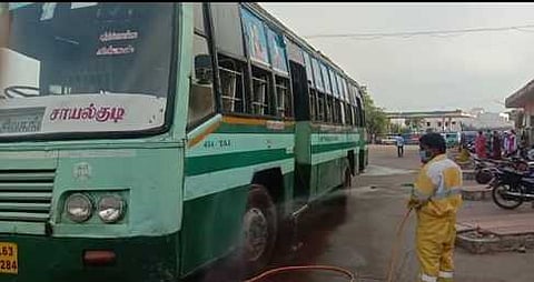 மானாமதுரை பேருந்து நிலையத்திற்கு வந்த பேருந்துகளுக்கு சுகாதாரப் பணியாளா்கள் கிருமிநாசினி மருந்து தெளித்தனா்.