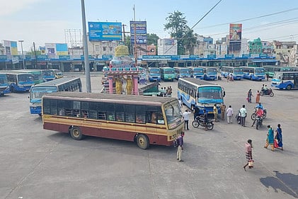 கள்ளக்குறிச்சி பேருந்து நிலையத்தில் திங்கள்கிழமை காலை குறைவான பயணிகளுடன் புறப்பட்ட பேருந்துகள்.