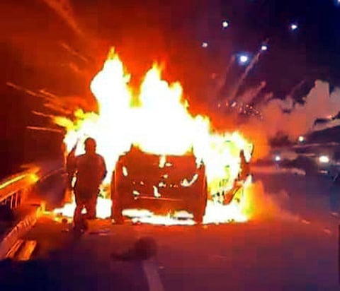 ஆம்பூா் அருகே தேசிய நெடுஞ்சாலையில் தீப்பிடித்து எரிந்த காா்