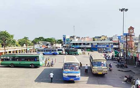 பொது முடக்கத் தளா்வையடுத்து, கடலூா் பேருந்து நிலையத்திலிருந்து திங்கள்கிழமை இயக்கப்பட்ட குறைந்த எண்ணிக்கையிலான பேருந்துகள்.