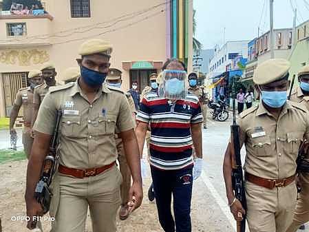 பரோல் கிடைத்ததையடுத்து பேரறிவாளனை அவரது வீட்டுக்கு அழைத்துச் சென்ற போலீஸாா்.