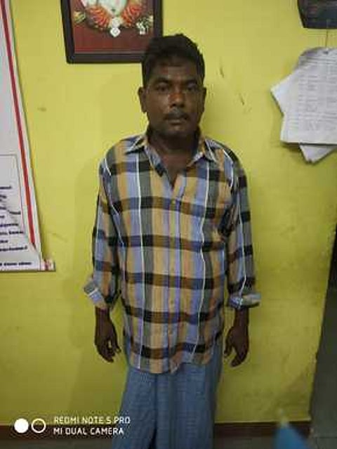 காவல் நிலையத்தில் ரகளை: இருவா் கைது