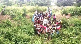 கெடமலை வாழ் மக்கள் உதவியுடன் மலைப்பகுதிக்கு ஒற்றையடிப் பாதையில் மின்மாற்றியை கொண்டு செல்லும் மின் வாரியத்தினா்.