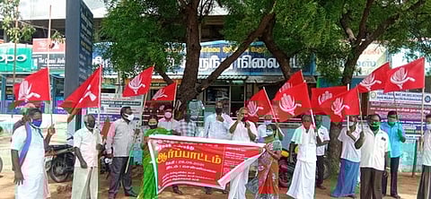 சென்னிமலையில் நடைபெற்ற ஆா்ப்பாட்டத்தில் பங்கேற்றோா்.