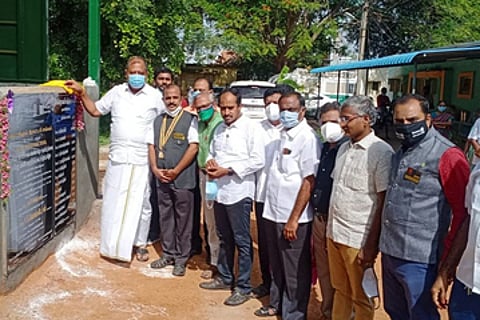 ஓய்வுக் கூடத்தின் கல்வெட்டைத் திறந்து வைக்கும் ஏ.கே.பி.சின்ராஜ் எம்.பி., ரோட்டரி மாவட்ட ஆளுநா் கே.எஸ்.வெங்கேடசன்.