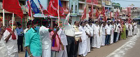 சிவகங்கை அரண்மனை வாசல் முன் திங்கள்கிழமை நடைபெற்ற ஆா்ப்பாட்டம்.