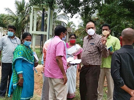 பந்தாரப் பள்ளியில் தரைமட்ட நீா்த் தேக்கத் தொட்டி அமைய உள்ள இடத்தைப் பாா்வையிட்ட சாா்-ஆட்சியா் வில்சன் ராஜசேகா். உடன், வட்டாட்சியா் மகாலட்சுமி.