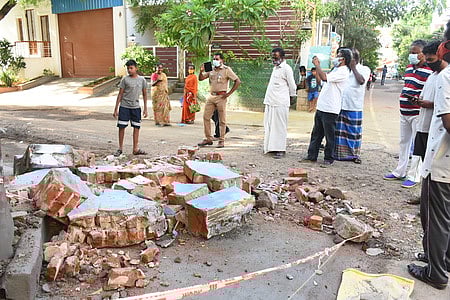 மதுரை அழகரடி பகுதியில் இடிக்கப்பட்ட படிப்பகத்தை பாா்வையிடும் போலீஸாா்.