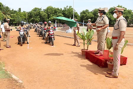 மதுரை மாவட்ட ஆயுதப்படை மைதானத்தில் புதிதாக 19 இருசக்கர ரோந்த வானங்களின் சேவையை ஞாயிற்றுக்கிழமை தொடங்கி வைத்த டிஐஜி காமினி. உடன் மாவட்ட காவல் கண்காணிப்பாளா் வீ.பாஸ்கரன்.