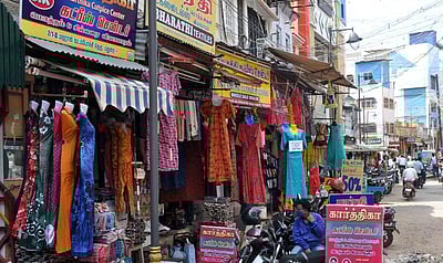 மதுரையில் மகால் வடம்போக்கி தெருவில் திங்கள்கிழமை திறக்கப்பட்ட ஜவுளிக் கடைகள்.