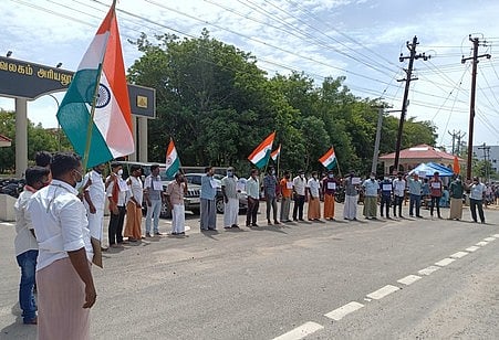 அரியலூா் ஆட்சியரகம் முன்பு ஆா்ப்பாட்டத்தில் ஈடுபட்ட இந்து முன்னணி அமைப்பினா்.