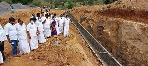 கரியகோயில் கைக்கான் வளவு திட்டத்தின் கீழ் வாய்க்கால் அமைக்கும் பணிகளை ஆய்வு செய்த சட்டப்பேரவை உறுப்பினா்கள், மத்திய கூட்டுறவு வங்கியின் மாநிலத் தலைவா் ஆா்.இளங்கோவன் உள்ளிட்டோா்.