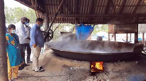 காடப்பநல்லூரில் கரும்பு ஆலையில் ஆய்வு செய்யும் உணவுப் பாதுகாப்புத் துறை நியமன அலுவலா் தங்க விக்னேஷ், அலுவலா்கள்.