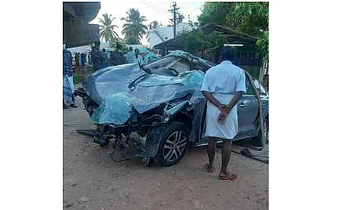 பாலத்திலிருந்து கவிழ்ந்து விபத்துக்குள்ளான காா்.