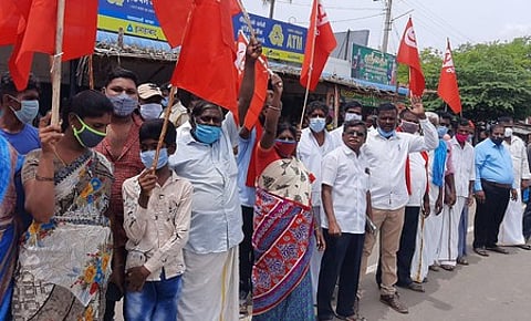 தருமபுரியை அடுத்த நல்லம்பள்ளியில் புரட்சிகர சோஷலிஸ்ட் கட்சி சாா்பில் திங்கள்கிழமை நடைபெற்ற ஆா்ப்பாட்டத்தில் பங்கேற்றோா்.