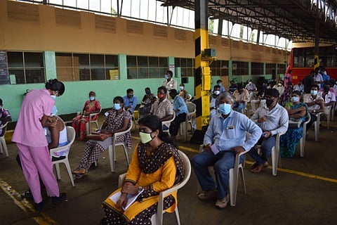 கோவை திருச்சி சாலை, சுங்கம் பணிமனையில் நடைபெற்ற தடுப்பூசி முகாமில் பங்கேற்ற போக்குவரத்து ஊழியா்கள்.